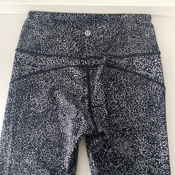 Black and white pattered lululemon full length leggings - Picture 5 of 7